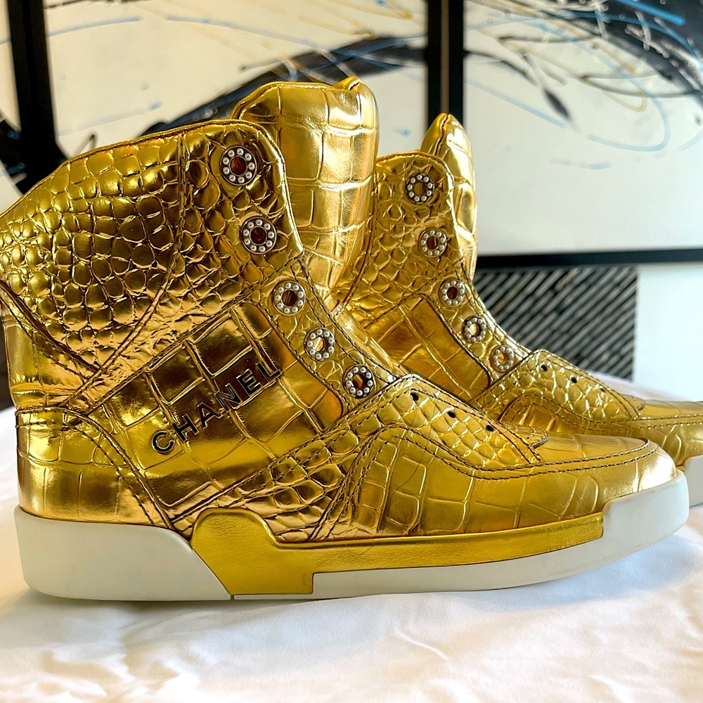 ⭐️GOLD CHANEL HIGH TOP SNEAKERS ⭐️